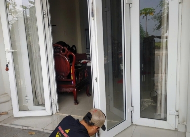 THỢ SỬA CỬA NHỰA LÕI THÉP
