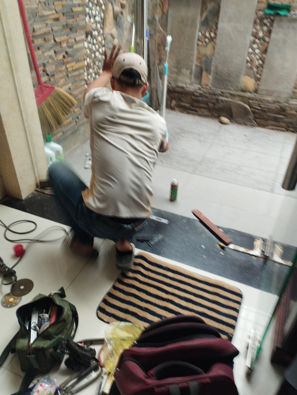 Sửa cửa kính quận 1. 