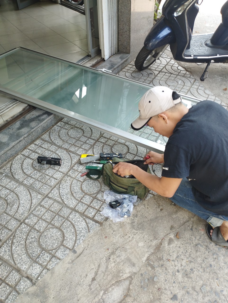 Sửa cửa kính quận 1. 